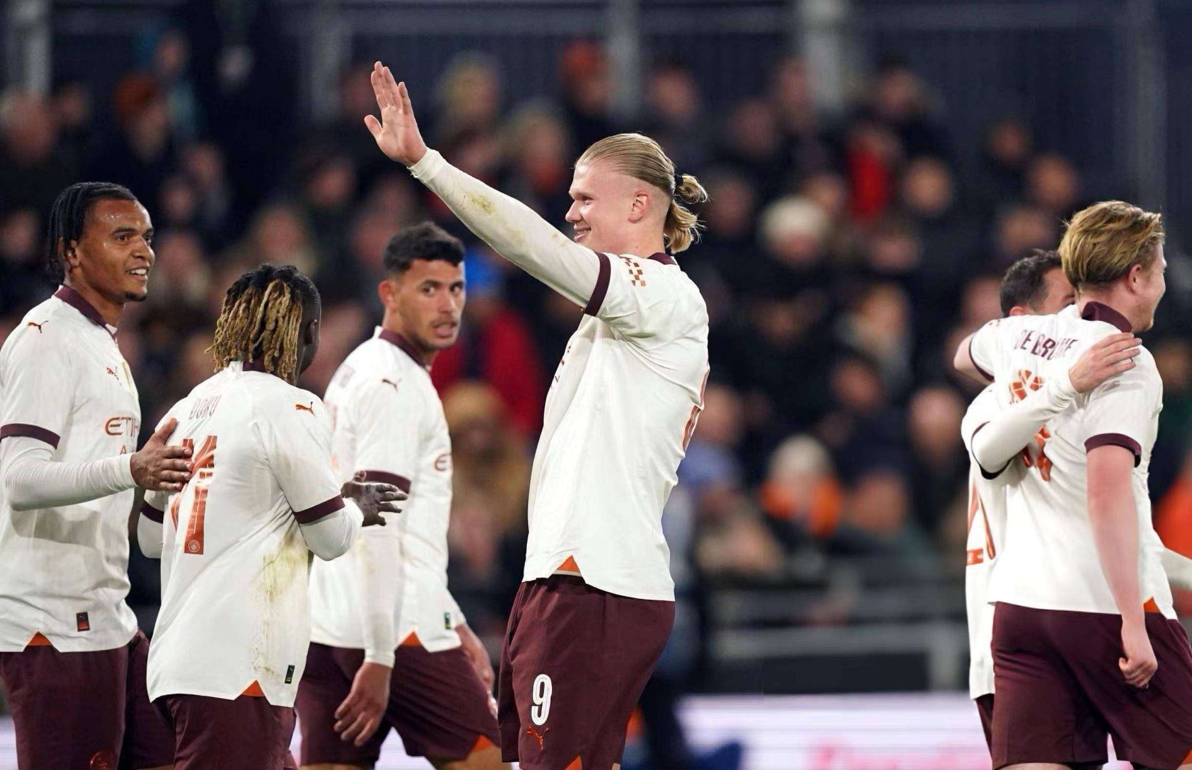 赛地聚焦——足总杯国际比赛日热度飙升；达拉斯独行侠状态回暖；质疑声仍在；阵容厚度经受考验的简单介绍